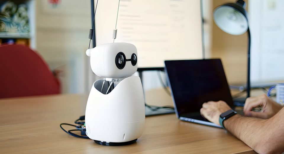 Açık kaynaklı masaüstü robot Reachy Mini